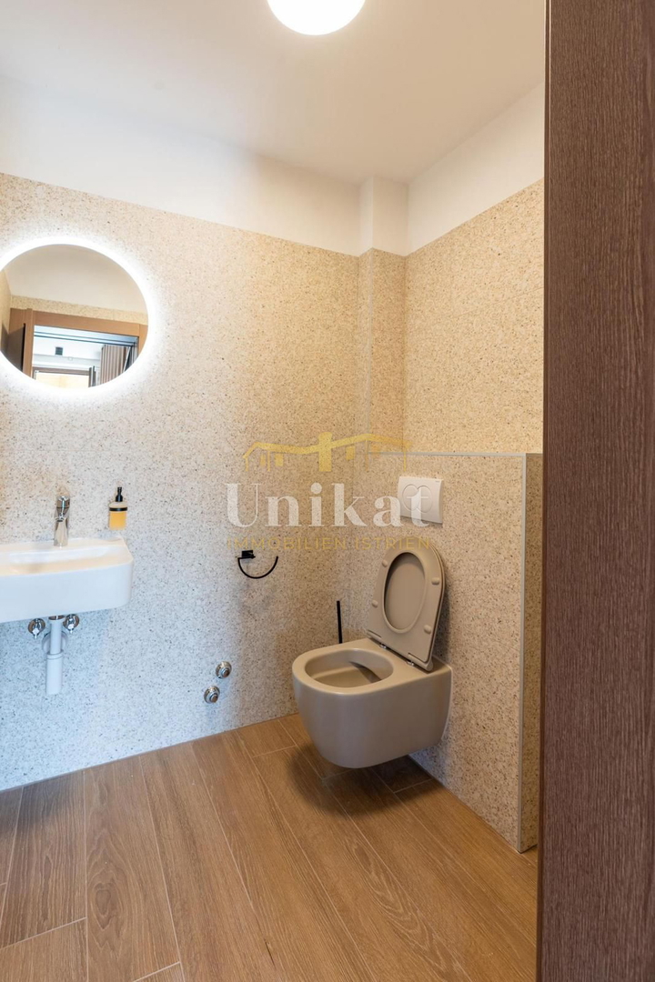 Renovirana kamnita hiša s bazenom